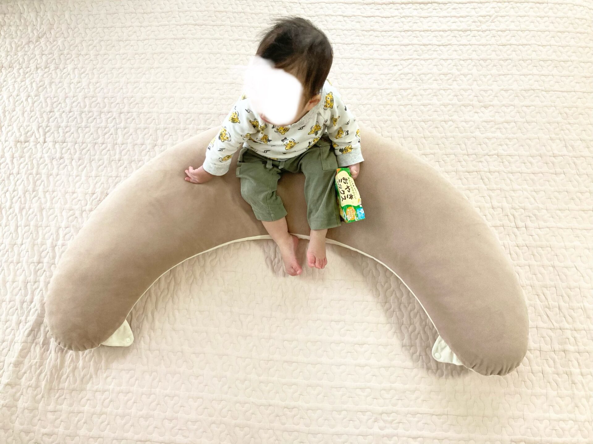 エールべべ抱き枕に赤ちゃんが腰かける