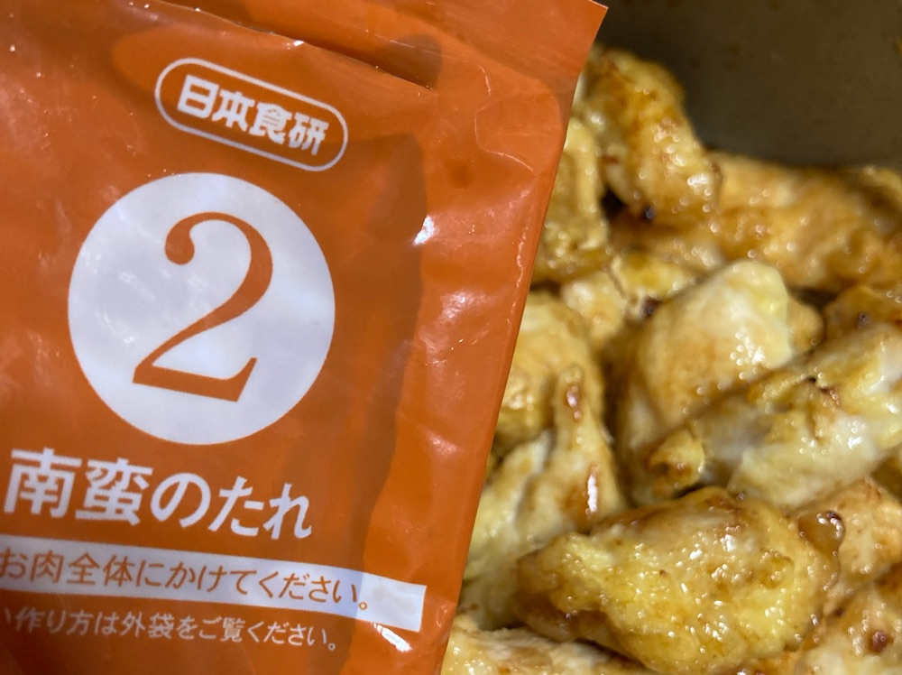 日本食研鶏ムネチキン南蛮の素のソースを肉に絡めた所