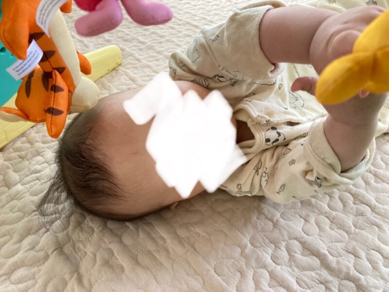 イブルマットの上で遊ぶ赤ちゃん